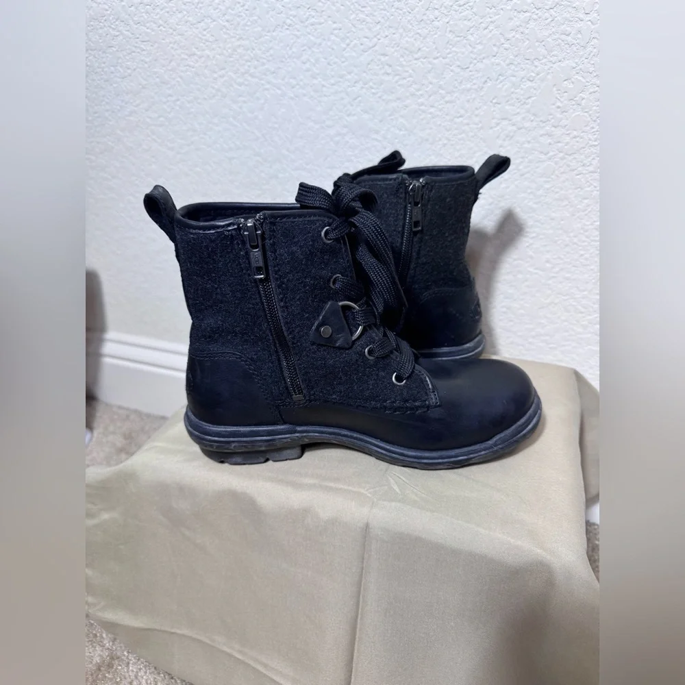 UGG Women's/Girls Hapsburg Laces & Zipper Black Leather Boots - Size 5.5